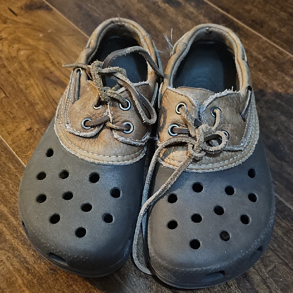 CROCS Mens 6/ Womens 8 Brown and Tan Boat Shoes